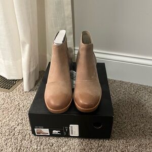 Women’s Cate Chelsea Sorel Boots size 7 in Sandy Tan
